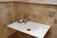 baño-arenisca-apomazada-la-malagueta-encimeras-malaga-lavabo-ceramica-blanca