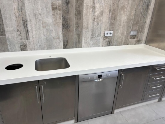 ekton Zenith white kitchen worktop with downstand installed by Encimeras Málaga