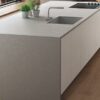 Isla de cocina toda cubierta con Silestone Poblenou