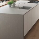 Isla de cocina toda cubierta con Silestone Poblenou