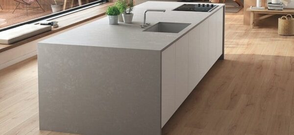 Isla de cocina toda cubierta con Silestone Poblenou