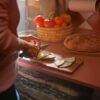 Cortando comida en la encimera de cuarzo Silestone Arcilla Red