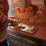 Cortando comida en la encimera de cuarzo Silestone Arcilla Red