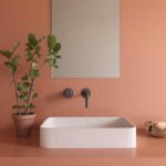 Fregadero integrado de cuarzo Integrity en el baño Silestone Arcilla Red