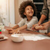 Silestone Arcilla Red cocinando en familia