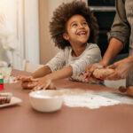 Silestone Arcilla Red cocinando en familia
