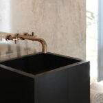 Pared detrás del lavabo de baño Dekton Taga