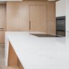 isla revestida en silestone calacatta gold pulido