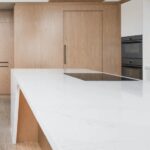 isla revestida en silestone calacatta gold pulido
