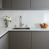 cocina con muebles grises en silestone calacatta gold