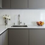 cocina con muebles grises en silestone calacatta gold