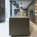 Isla y cocina tradicional de porcelánico Dekton Galema