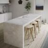 Isla de cocina toda cubierta con Dekton Lunar