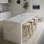 Isla de cocina toda cubierta con Dekton Lunar