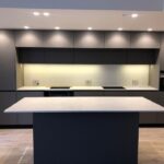 Isla y cocina tradicional de porcelánico Dekton Lunar
