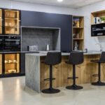 Salpicaderos y encimera con una isla de porcelánico Dekton Vera