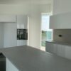 Mueble de cocina blanco con encimera porcelánico Dekton Kovik
