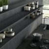 Cocina con encimera y estantería de porcelánico Dekton Bromo