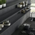 Cocina con encimera y estantería de porcelánico Dekton Bromo