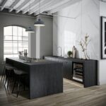 Isla de cocina toda cubierta con Dekton Bromo ultracompact