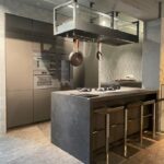 Isla de cocina toda cubierta con Dekton Fossil