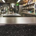 Isla y encimera de porcelánico en un restaurant Dekton Galema