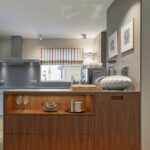 Cocina e isla tradicional de porcelánico Dekton Galema