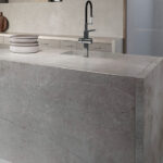 Isla y encimera de porcelánico Dekton Kreta