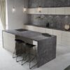 Encimera con salpicaderos e isla de porcelánico Dekton Laos