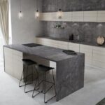 Encimera con salpicaderos e isla de porcelánico Dekton Laos