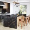 Isla de cocina toda cubierta con Dekton Laurent