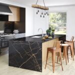 Isla de cocina toda cubierta con Dekton Laurent