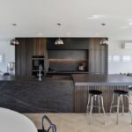 Isla y cocina moderna de porcelánico Dekton Laurent matte