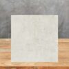 Muestra de porcelánico Dekton Lunar
