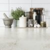 Dekton Nilium Encimera porcelánico con productos para cocinar
