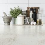 Dekton Nilium Encimera porcelánico con productos para cocinar