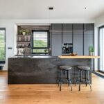 Combinación de madera e isla de porcelánico Dekton Radium