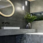 Baño con encimera y revestimiento pared de Dekton Soke