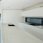 Isla y encimera de porcelánico Dekton Strato