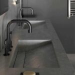 Fregadero integrado de porcelánico en el baño Dekton Vera