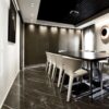 una oficina con baldosas Laminam Sahara Noir Extra