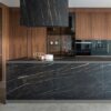 cocina con isla y campana revestida en Laminam Sahara Noir Extra