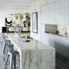 Isla de cocina toda cubierta con Dekton Arga