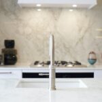 Dekton Bergen salpicaderos y grifo