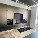Salpicadero detrás del fregadero y encimera Dekton Khalo