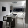 Isla y cocina moderna de cuarzo luces LED Compac Glaciar