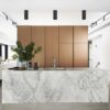 Isla de cocina toda cubierta con Dekton Bergen
