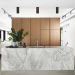 Isla de cocina toda cubierta con Dekton Bergen