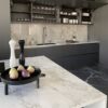 Isla y cocina moderna de porcelánico Dekton Bergen