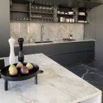 Isla y cocina moderna de porcelánico Dekton Bergen
